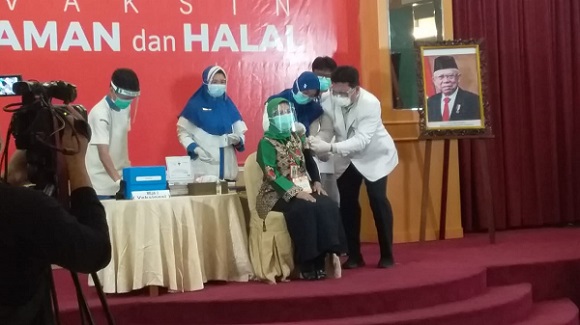 Vaksinasi Covid-19 di Riau Dimulai