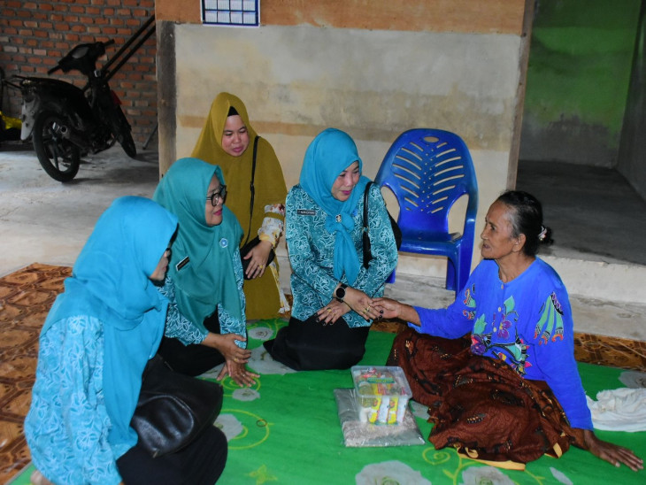 TP PKK Kampar Berbagi Sembako untuk Lansia di Buluh Cina dan Launching Gerakan Pangan Murah
