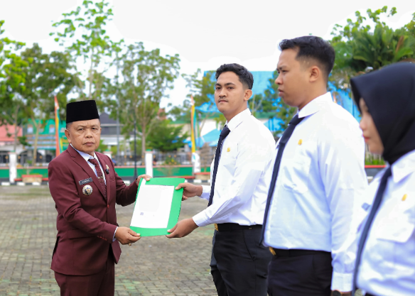 Bupati Asmar Serahkan 177 SK CPNS di Lingkungan Pemkab Meranti