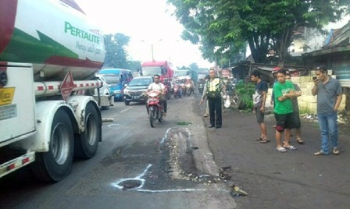 INNALILLAHI...Motor Terpeleset, Amin Terjatuh dan Tewas Terseret Truk Gandeng