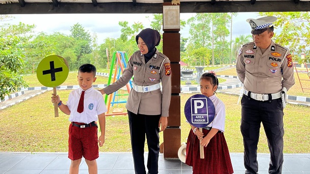 Sat Lantas Polres Kuansing Gelar Giat Polsanak di Taman Lalu Lintas Bersama TK Mutiara Bunda Jake