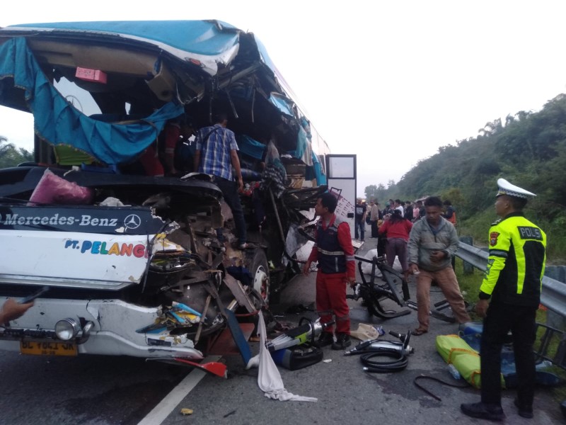 Kecelakaan Bus vs Truk di Tol Pekanbaru–Dumai, 2 Tewas dan 16 Luka-Luka