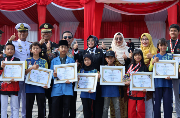 Hari Sumpah Pemuda,  Bupati Siak Serahkan Penghargaan Pemuda Berprestasi