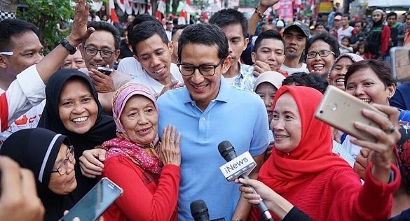 Masih di Bandara SSK 2, Sandiaga Uno Sudah Disambut Ribuan Pendukung, Termasuk Emak-emak