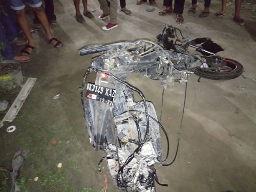 Terseret Kereta Api Sejauh 50 Meter, Pengguna Motor Terkapar, Motornya Terbakar