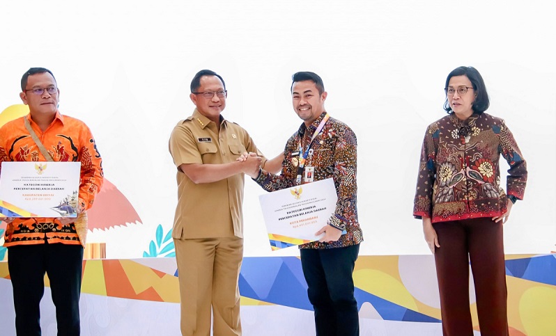 Pj Wako Pekanbaru Hadiri Penyerahan Insentif Fiskal Tahun Anggaran 2024