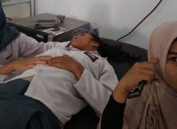 WADUH...Perbaiki Jilbab, Siswi SMA Ini Malah Tak Sengaja Telan Jarum Pentul Lalu Pingsan
