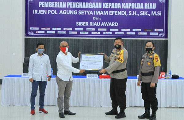 Sukses Hentikan  Karhutla, Narkoba dan Rawat Kebhinnekaan, Kapolda Riau Terima  Penghargaan Riau Siber Award