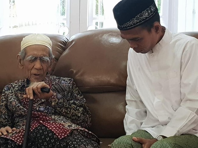 Belajar Ilmu Tawaduk, Ustadz Abdul Somad Sowan ke Mbah Moen