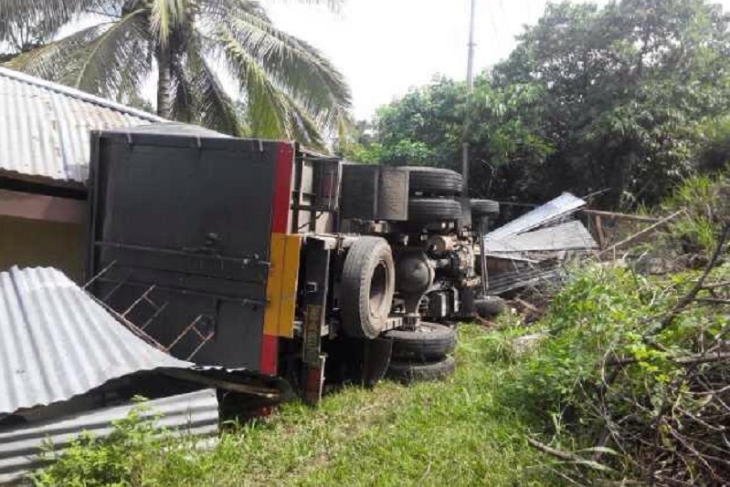 NAHAS...Usai Menindak Kelompok Kriminal Bersenjata, Truk Pengangkut Brimob Malah Terguling, 1 Polisi Tewas