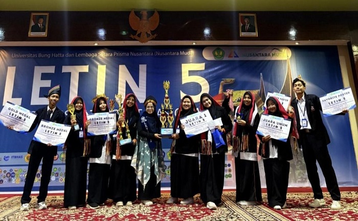 MAN 1 Kuansing  Juara Umum  Lomba Esai Nasional 2025