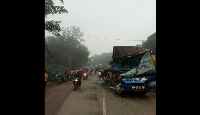 BRAKKK...Bus Pinem dan Truk Tronton Tabrakan di Rohil, 1 Tewas, Puluhan Lainnya Berdarah-darah