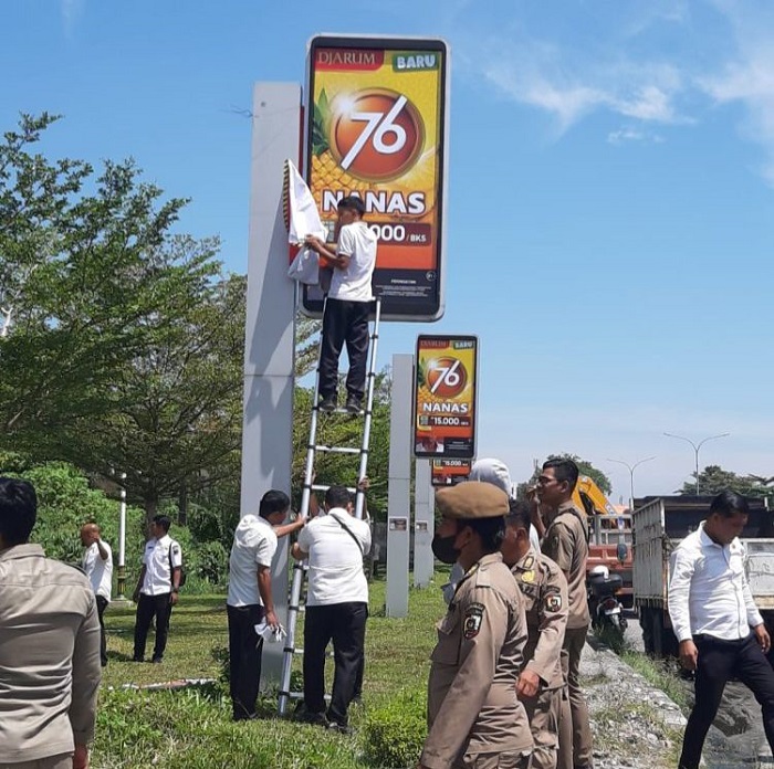 Masih Ada Saja Tiang Reklame Ilegal di Pekanbaru, Satpol PP: Kami Tak Akan Tebang Pilih...