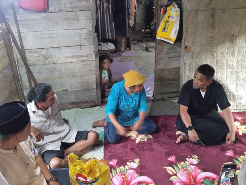 Bupati Pelalawan Zukri Salurkan Bantuan kepada Warga Pangkalan Kerinci Timur