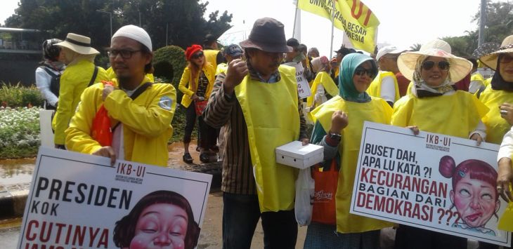 Pakai Jas Kuning, Aksi Massa IKB UI Sindir Jokowi 'Presiden Kok Cutinya Jam- Jaman'