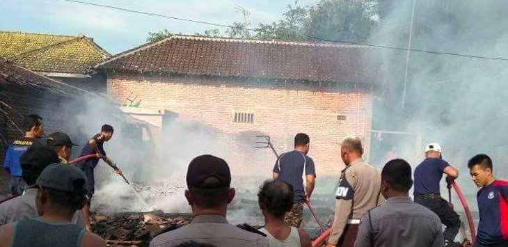 TERKUTUK...Cuma Gara-gara Tak Dibelikan Hape, Anak Bakar Rumah Orang Tua