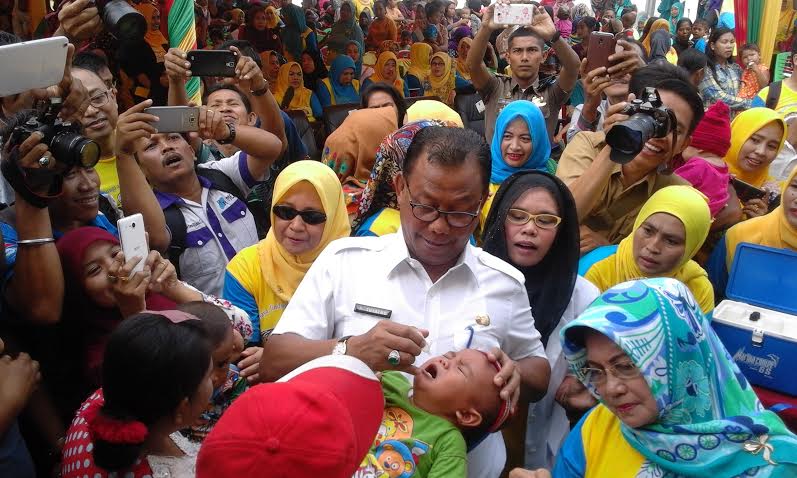 PIN Polio di Rohil, Bupati Suyatno Beri Imunisasi pada Balita Adit