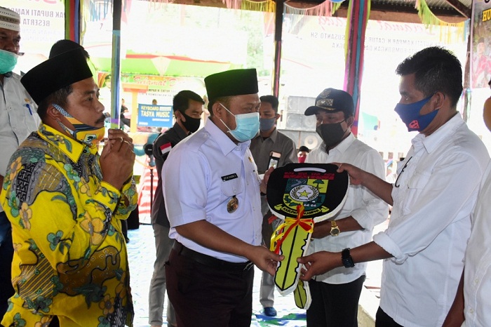 HUT ke-46, Desa Tanjung Belit Terima Mobil Ambulance Desa dari Bupati Kampar