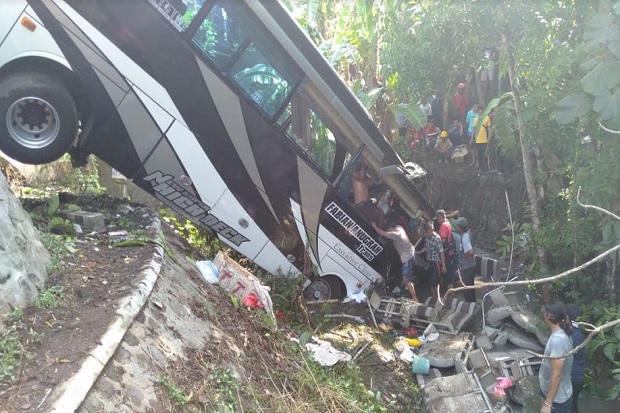 Ngeri! Hindari Truk Mogok, Bus Malah Terjun ke Sungai, 5 Orang Tewas