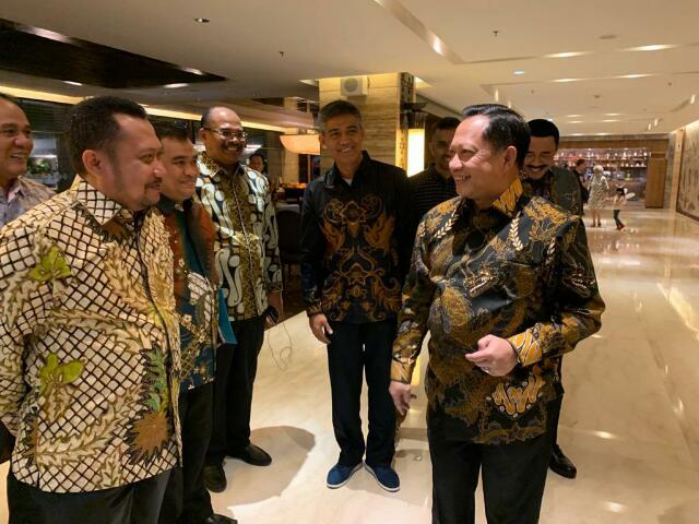 Tak Sengaja Bertemu Mendagri, Bupati Kampar Usulkan Penambahan Mobil Damkar