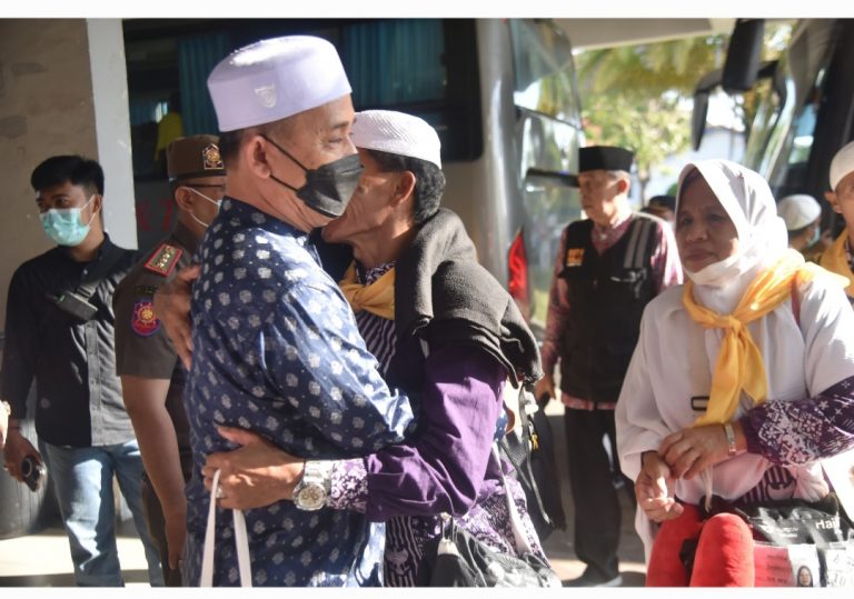 Pj Bupati Inhil Herman Menyambut Langsung Kedatangan Jemaah Haji Tahun 2024