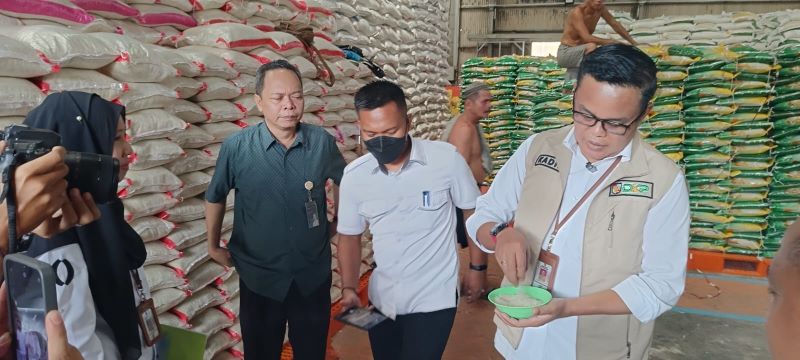 Kadis Ketahanan Pangan Cek Ketersediaan  dan Kualitas Beras di Gudang Bulog