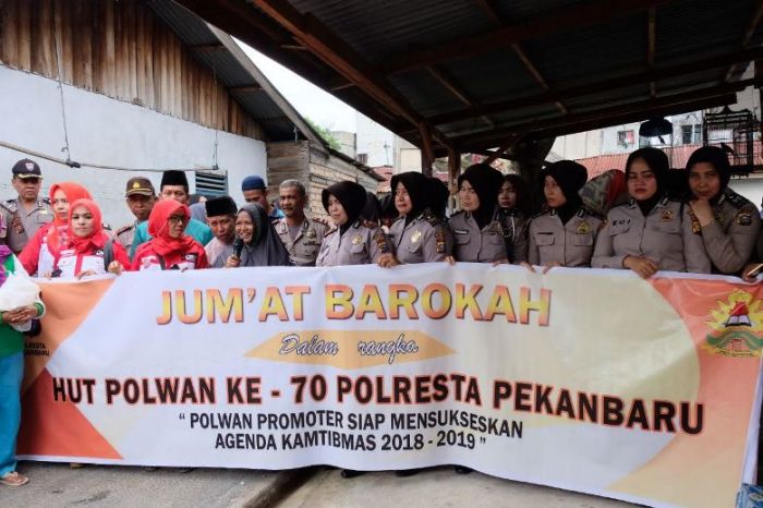 Rayakan Hari Jadi, Polwan Polresta Pekanbaru Kunjungi Warga Kurang Mampu