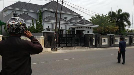 TAK DILEMPAR...Ada Banyak Bom Molotov Diletakkan di Belakang Rumah Ketua Nasdem Riau