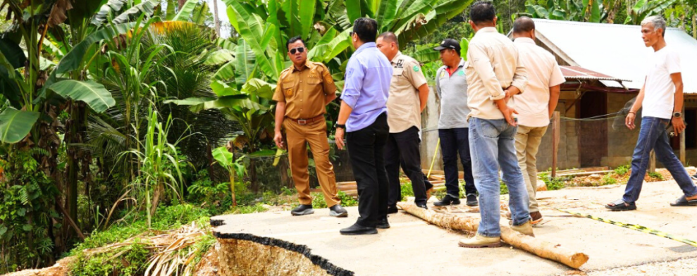 Tinjau Pembangunan Jembatan Darurat Koto Inuman- Sigaruntang, Bupati Kuansing Pastikan Akses Masyarakat Kembali Normal