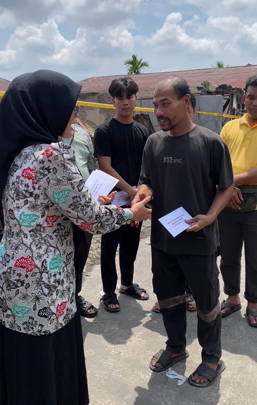 Wakili Walikota Agung Nugroho, Plt Camat Marpoyan Damai Serahkan Bantuan Korban Kebakaran