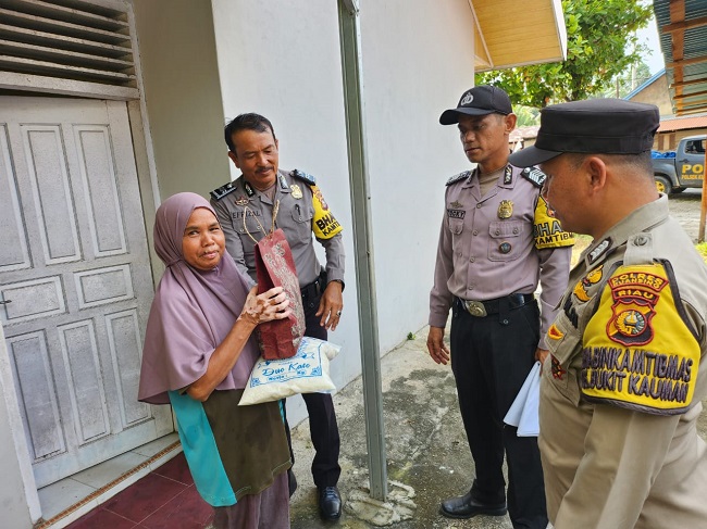Jajaran Polres KUantan Mudik Serahkan Bantuan Sembako pada Warga
