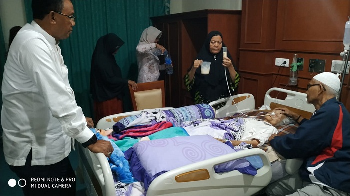 Besuk Ibunda yang Tengah Dirawat di Rumah Sakit, Bupati Suyatno: Cepat Sembuh Ya Mak...