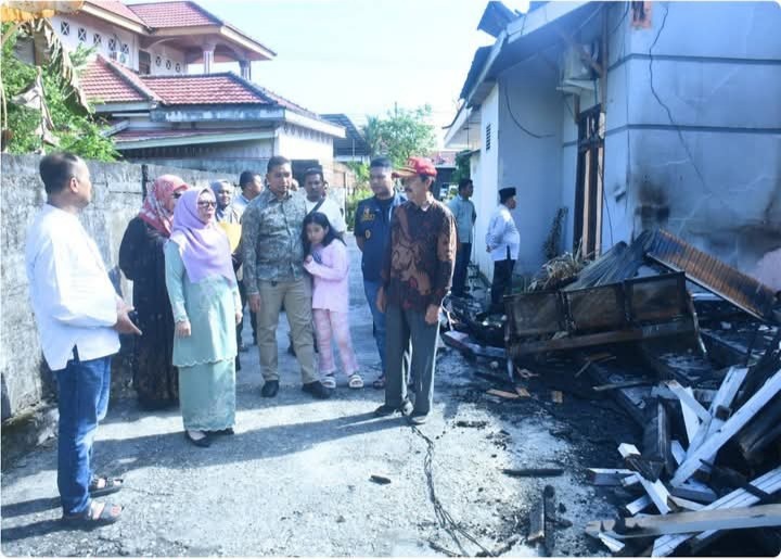 Wakil Bupati Serahkan Bantuan untuk Korban Kebakaran di Langgini