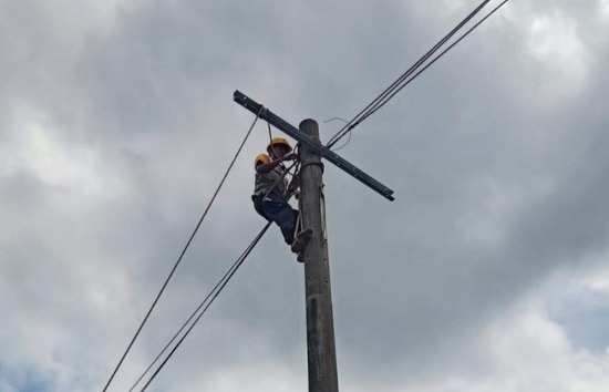 Hujan Lebat  di Sertai Angin Kencang,  PLN UP3 Rengat Siaga Lakukan Normalisasi Aliran  Listrik