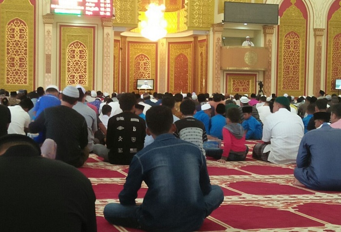 Jamaah dari Rantau Perapat, Tebing Tinggi, Kampar dan Dumai Berbaur Melaksanakan Ibadah Jumat di Islamic Centre Rohul