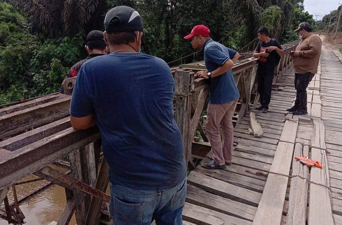 Kepala Dinas PUTR Inhil Mengecek Kondisi Jembatan di Desa Tuk Jimun