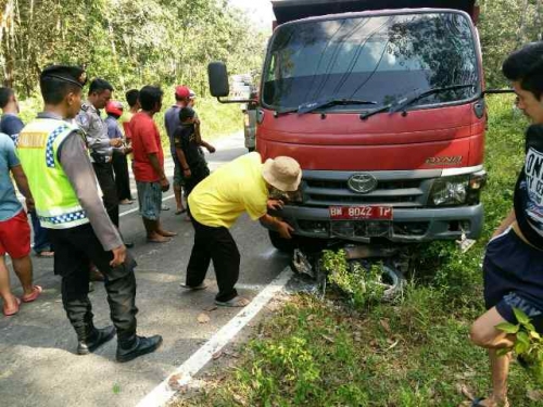 Gara-gara Motor Hilang Kendali, Remaja Asal Sumut Tewas Usai Tabrak Truk Sampah di Kuansing
