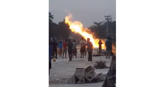 BLARRR... Pipa Gas PT  Chevron Meledak di Lintas Duri Pekanbaru Balai Raja, Api Membumbung Setinggi 15 Meter