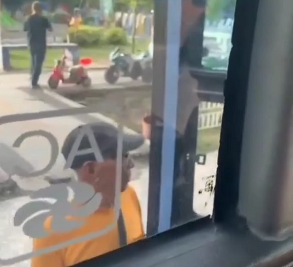 PARAH! Petugas Parkir Liar di RTH Tunjuk Ajar Ahmad Yani Minta Tarif Parkir Bus Rp60.000