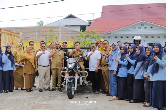 Bantuan Kendaraan Pengangkut Sampah Plt Bupati Asmar Senang PT RAPP Peduli Lingkungan Masyarakat Kepulauan Meranti
