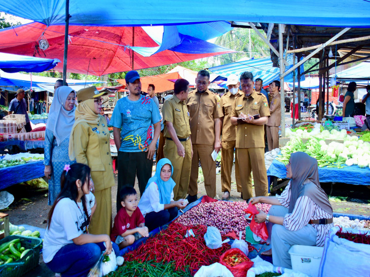 Pantau  Harga Sembako, Wakil Bupati Kampar Dr. Misharti Inspeksi Langsung ke Pasar Bangkinang