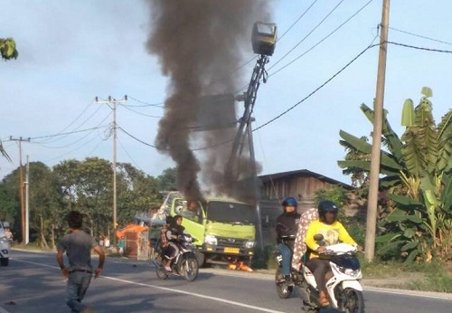Kena Kabel Listrik, Truk DLHK Terbakar di KM 21 Lintas Timur, Satu Orang Dilaporkan  Tewas