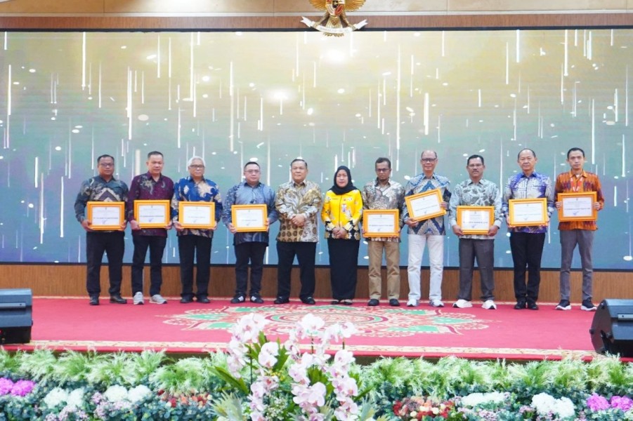 Pemprov Riau Serahkan Sejumlah Penghargaan pada Ajang Riau Investment Award 2026