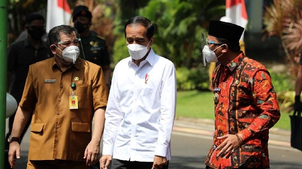 Jokowi Perintahkan Menkes Segera Distribusikan Vaksin AstraZeneca