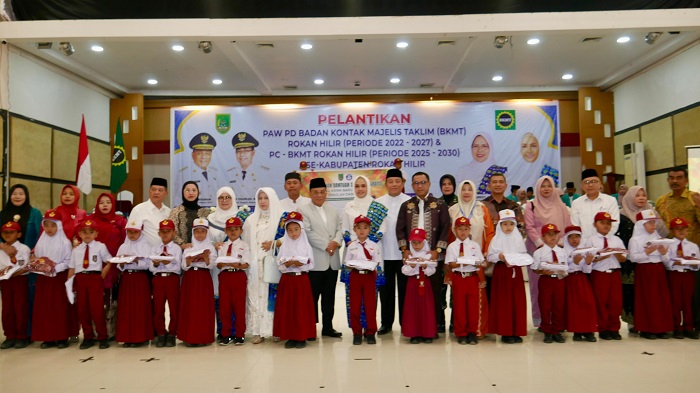 Bupati Rohil H. Bistamam Serahkan 13.234 Pasang Seragam SD Gratis