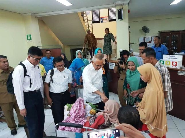 Gubri Jenguk Pasien Asal Riau yang Dirawat RSCM Jakarta
