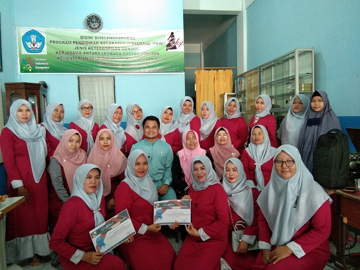 Berkat Pelatihan Menjahit, Kini Delvi dan Rika Berhasil Buat Baju