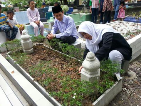 Zulfan Hafiz dan Intsiawati Ayus Sama-sama Ziarah ke Makam Pendiri Kota Pekanbaru, Ada Apa Ya?