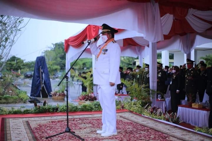 Meski Diguyur Hujan, Upacara Penurunan Bendera Tetap Berjalan 