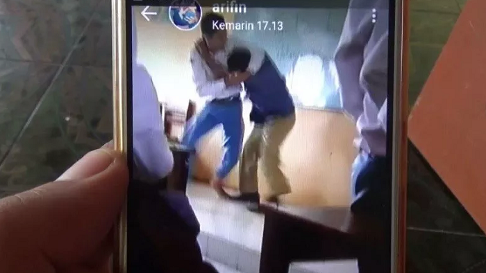Heboh, Beredar Video Guru dan Murid SMA Baku Hantam Dalam Kelas